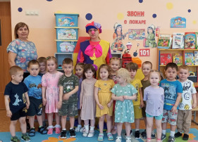 1 апреля в младших группах «Светлячок» и «Радуга» 1 апреля в младших группах «Светлячок» и «Радуга».